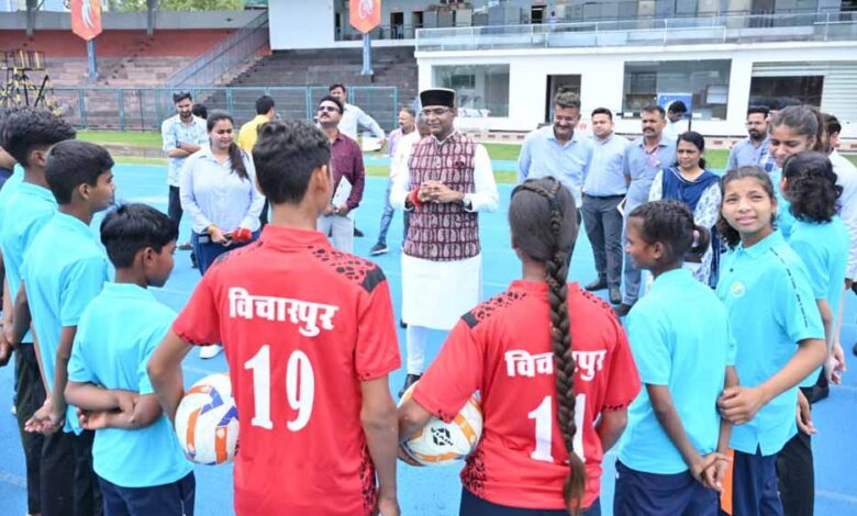 मंत्री सारंग ने ‘मिनी ब्राजील’ विचारपुर टीम के खिलाड़ियों से की मुलाकात