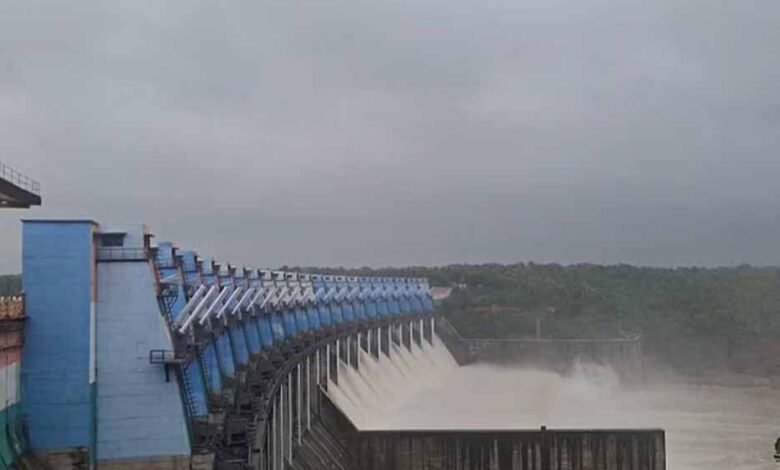 ओंकारेश्वर बांध के 23 में से 21 गेट 35.5 मीटर तक खोले, नर्मदा नदी उफान पर, प्रशासन हुआ अलर्ट