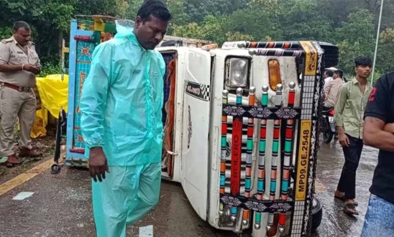 लोडिंग वाहन पलटा, 20 लोग घायल, 10 रेफर – Khabar Jagat