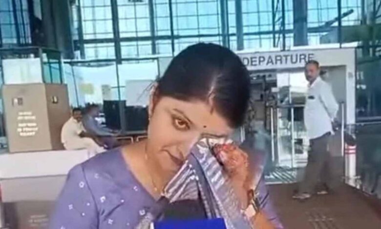 खजुराहो एयरपोर्ट पर रो पड़ी भाजपा महिला कार्यकर्ता, बोली- अपमान हो रहा है