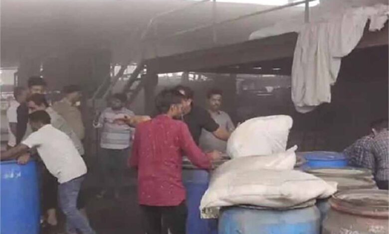 सूरत की कपड़ा मिल में धमाका, भीषण आग से 2 मजदूरों की मौत, 22 घायल