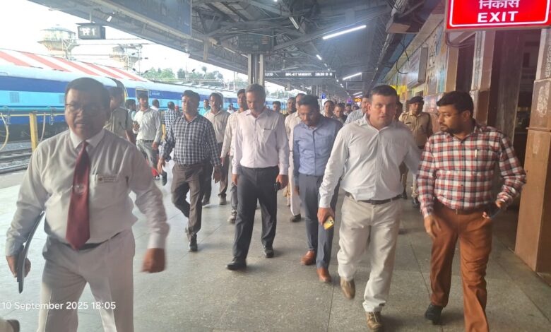 त्योहारी सीजन के मद्देनजर यात्री भीड़ प्रबंधन का डीआरएम ने भोपाल स्टेशन पर लिया जायजा