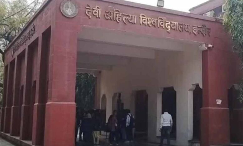 इंदौर DAVV में Gen-Z प्रोटेस्ट या साजिश? फर्जी सोशल मीडिया अकाउंट और तोड़फोड़ का खुलासा