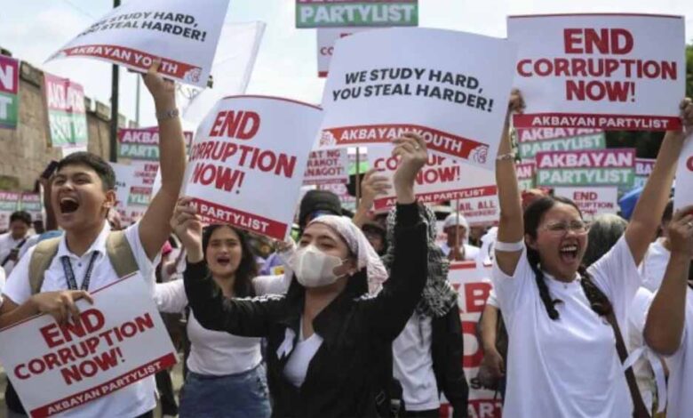 नेपाल के बाद फिलीपींस में भी सरकार के खिलाफ भड़का जनता का गुस्सा, सड़कों पर हजारों लोग