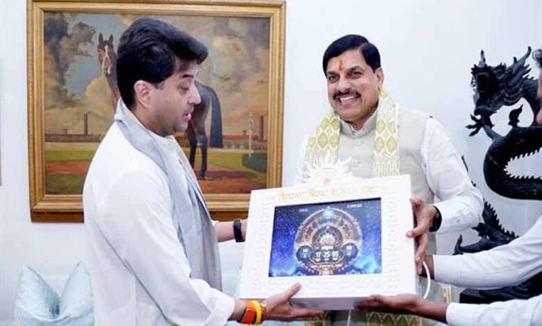 मुख्यमंत्री डॉ. यादव ने केंद्रीय मंत्री सिंधिया से मुलाक़ात कर भेंट की वैदिक घड़ी