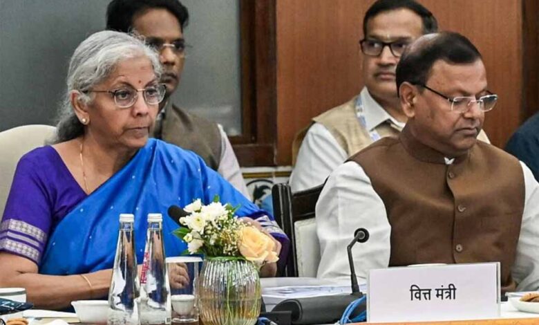 जूते-चप्पल और कपड़े होंगे सस्ते, GST काउंसिल ने घटाए टैक्स स्लैब