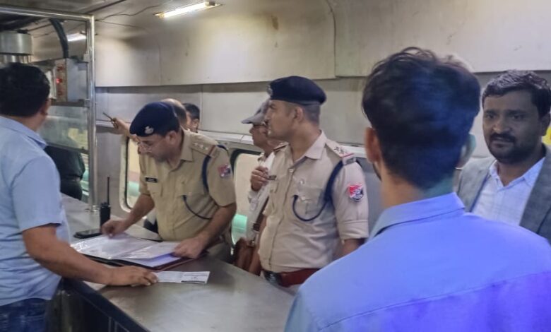 रेलवे स्टेशनों एवं ट्रेनो में अनाधिकृत वेंडरों पर बड़ी करवाई – Khabar Jagat