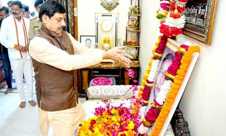 मुख्यमंत्री डॉ. यादव ने गोटेगांव पहुंचकर मंत्री पटेल की माताजी के निधन पर दी श्रद्धांजलि