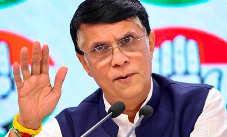 पवन खेड़ा पर दो वोटर ID रखने का आरोप, चुनाव आयोग ने भेजा नोटिस