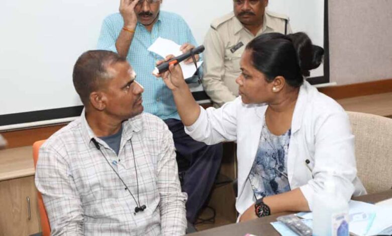 राज्य निर्वाचन आयोग के कर्मचारियों का हुआ नेत्र परीक्षण