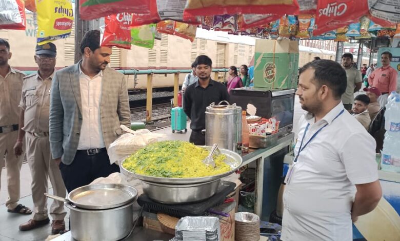 भोपाल रेलवे स्टेशन पर अनाधिकृत व्यक्तियों के विरुद्ध करवाई के लिए लगाया कैंप कोर्ट