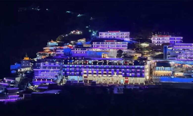 नवरात्र के मौके पर वैष्णो देवी में बढ़ी श्रद्धालुओं की भीड़, हेलिकॉप्टर और रोपवे सेवाओं से कर रहे मां के दर्शन
