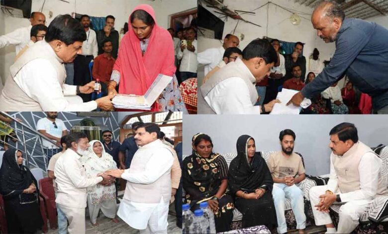 मुख्यमंत्री डॉ. यादव ने परासिया में प्रभावित परिवारों के घर जाकर की मुलाकात