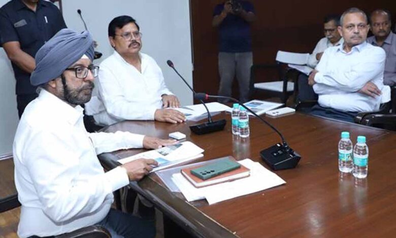 ऊर्जा मंत्री तोमर ने की विद्युत कंपनियों के कामकाज की समीक्षा