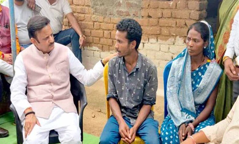 उप मुख्यमंत्री शुक्ल ने छिंदवाड़ा में पीड़ित परिजनों को बंधाया ढांढस