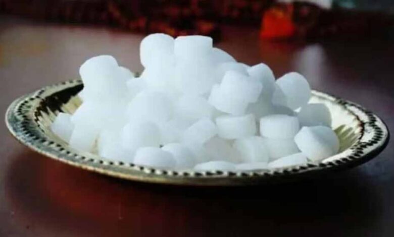 कपूर से करें ये आसान उपाय, दूर होंगे वास्तु दोष और नेगेटिव एनर्जी!