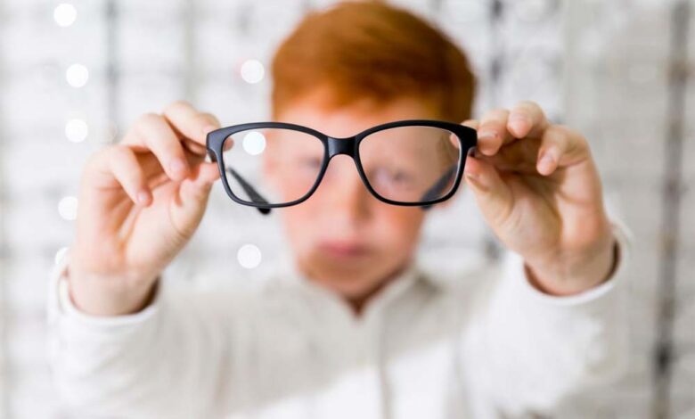 धुंधली दिख रही है नजर? चश्मा लगवाने से पहले जानें ब्लर विजन के 4 छिपे कारण