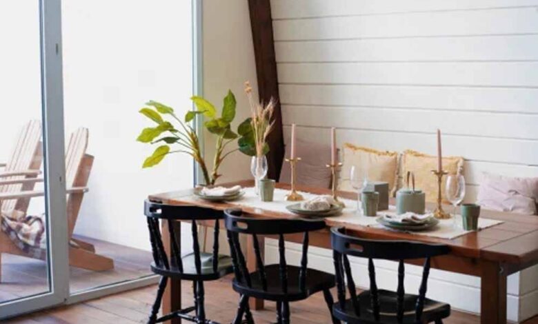 डाइनिंग टेबल पर ये चीजें रखने से होता है वास्तु दोष, जानें बचाव के आसान उपाय