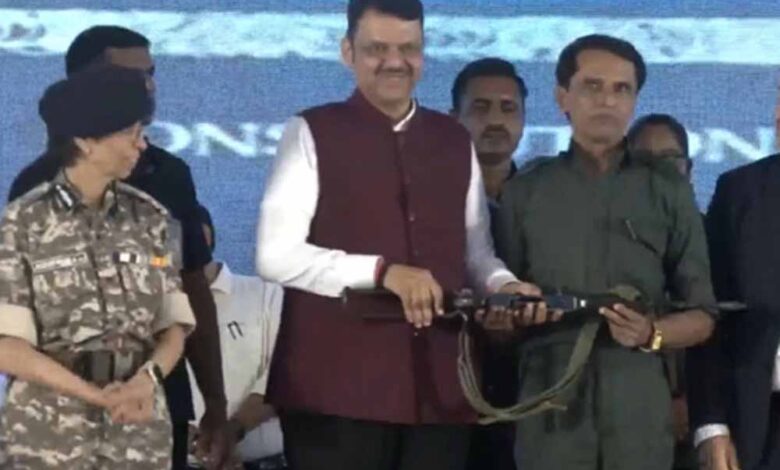 सीएम फडणवीस के सामने 60 नक्सलियों का सरेंडर, कमांडर सोनू ने किया हथियार समर्पण – Khabar Jagat