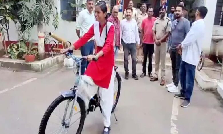 छात्रा की टूटी साइकिल लेकर पहुंची थाने, इंस्पेक्टर ने दिल जीत लिया — नई साइकिल कर दी भेंट