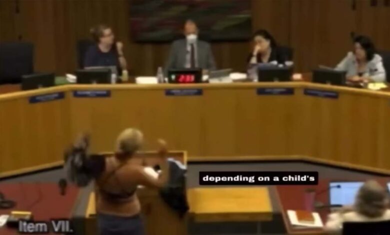 स्कूल नियमों के विरोध में बोर्ड मीटिंग में महिला ने किया कपड़े उतारने का विवादित प्रदर्शन; वीडियो वायरल