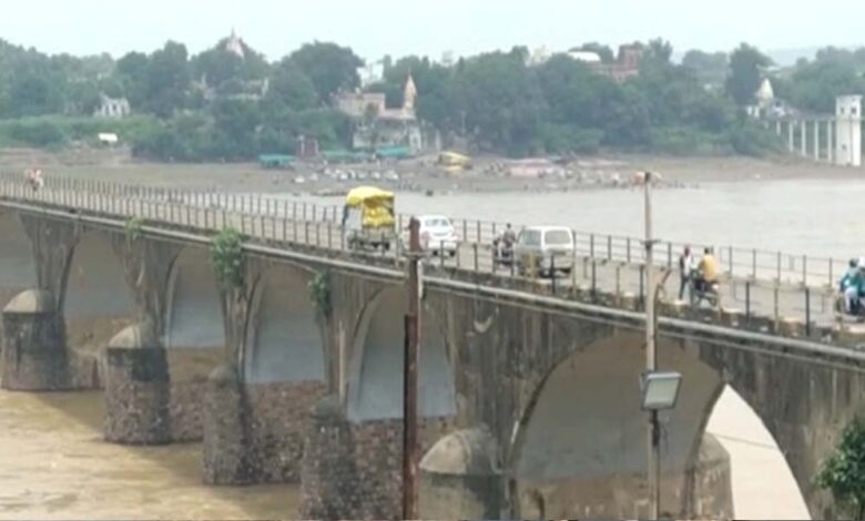 कमजोर मोरटक्का पुल पर फिर शुरू हुई भारी वाहनों की आवाजाही, अनहोनी का बना खतरा