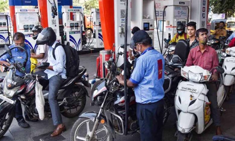 इंदौर में बिना हेलमेट अब पेट्रोल नहीं, आदेश की अवधि खत्म