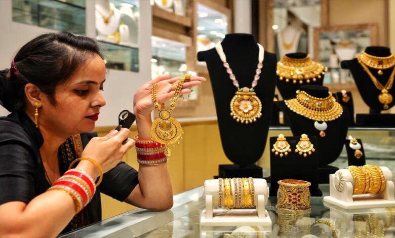 सोना 9000 रुपये, चांदी ₹23,000 हुई सस्ती, क्या अब भी गिरेंगे भाव?