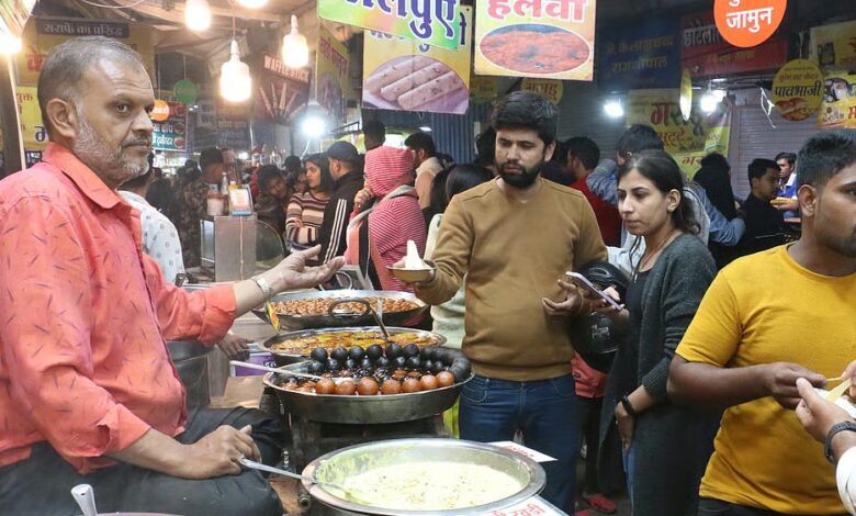 सराफा चौपाटी में परंपरागत व्यंजनों की दुकानों को लेकर निगम की बैठक, सैंडविच और चाइनिज स्टॉल पर उठे सवाल – Khabar Jagat