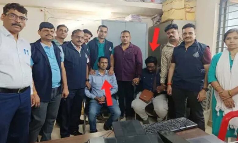 40,000 की रिश्वत लेते सहायक राजस्व अधिकारी और प्रभारी बिल कलेक्टर रंगे हाथों पकड़ाए – Khabar Jagat