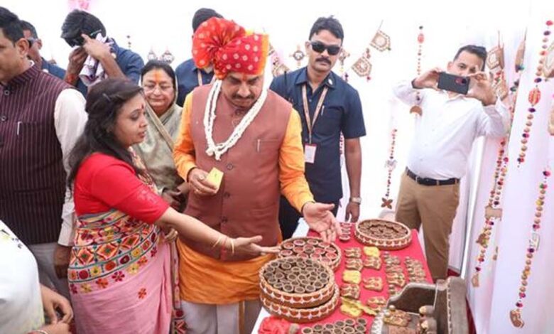 मुख्यमंत्री डॉ. यादव ने इंदौर में गोबर से स्वदेशी दीये बनाये जाने के नवाचार की सराहना की