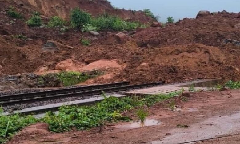 ओडिशा में बारिश और भूस्खलन का कहर, सड़कें जाम, रेल सेवाएं प्रभावित