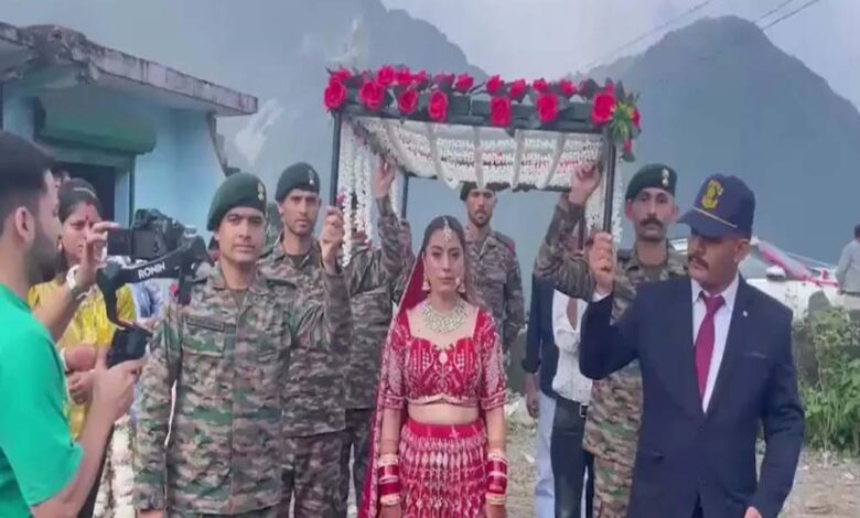शहीद की बहन की शादी में सैनिकों ने फूलों से सजी छतरी उठाई, भाई का फर्ज निभाते हुए हिमाचल में अनोखा दृश्य