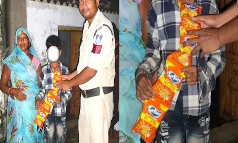 सिंगरौली में कुरकुरे न मिलने पर बच्चे ने पुलिस को किया फोन, बोला – मां ने बांधकर पीटा