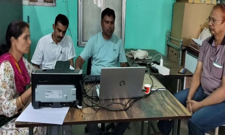 टीकमगढ़ में लोकायुक्त की बड़ी कार्रवाई, नेत्र सहायक 20 हजार की रिश्वत लेते गिरफ्तार