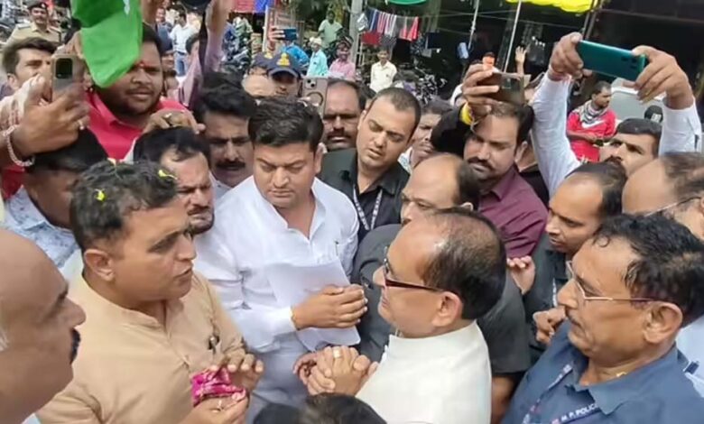 किसानों की मांगों पर कांग्रेस ने रोकी शिवराज की गाड़ी, पूर्व सीएम के अंदाज ने जीता दिल