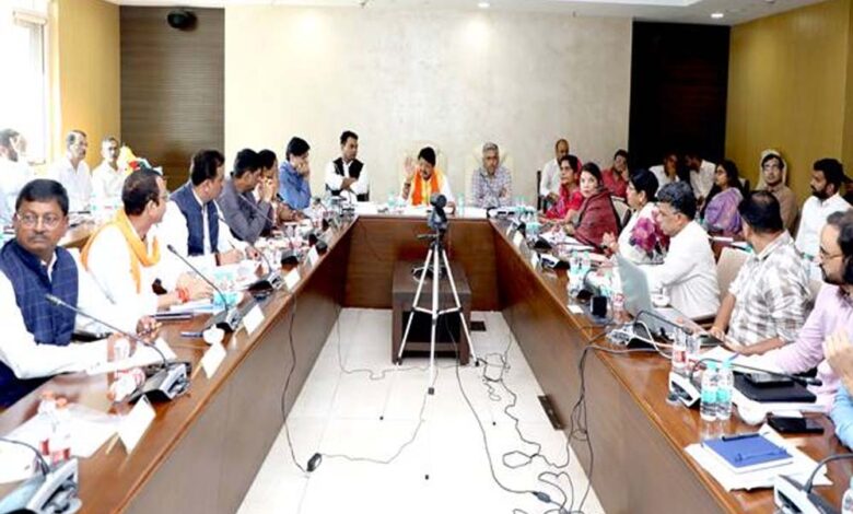 मंत्री विजयवर्गीय ने की नगरीय विकास योजनाओं की समीक्षा, अधिकारियों को त्वरित कार्यवाही करने के दिये निर्देश