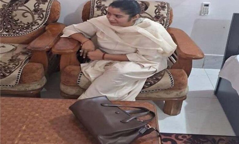 सीधी में RES दफ्तर में घूस का खेल! लोकायुक्त छापे में इंजीनियर, SDO फरार, महिला कर्मचारी रंगे हाथ गिरफ्तार