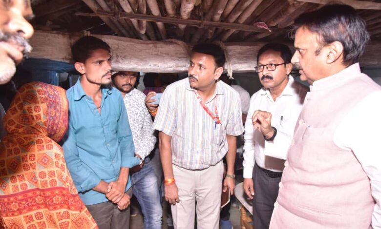 उप मुख्यमंत्री शुक्ल ने आमला में पीड़ित परिवारों से मुलाकात कर दी सांत्वना