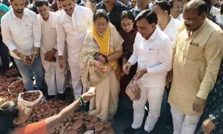 उप मुख्यमंत्री देवड़ा ने इंदौर राजवाड़ा बाजार से खरीदे मिट्टी के दीपक