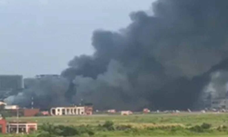 ढाका एयरपोर्ट में भयंकर आग, कार्गो एरिया में अफरा-तफरी – सभी उड़ानें ठप