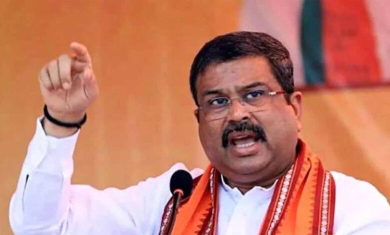केंद्रीय मंत्री धर्मेंद्र प्रधान ने पाग विवाद पर मांगी माफी, मैथिली ठाकुर के कार्यक्रम में हुई घटना पर जताया अफसोस