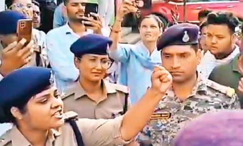 ग्वालियर की मुस्लिम महिला DSP ने दिखाई सूझबूझ, विरोध करने वालों पर लगाए ‘जय श्रीराम’ के नारे