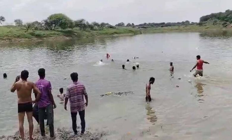 12 साल के बच्चे ने ट्रैक्टर स्टार्ट किया, 7 लोगों संग नदी में समा गया – Khabar Jagat