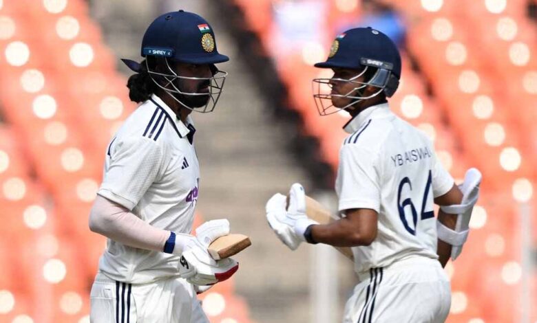 बारिश की खलल के बाद फिर शुरू हुआ मैच, राहुल-जायसवाल क्रीज पर