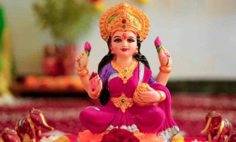 मां लक्ष्मी को खुश करने के सरल उपाय, जो बनाए रखें आपके धन का लगातार प्रवाह