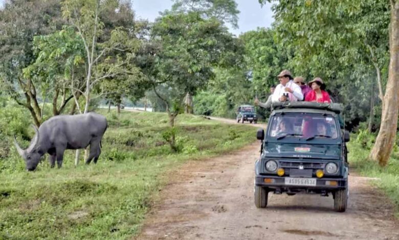 पत्नी के साथ खुली जीप में किया सैर का मज़ा – Khabar Jagat