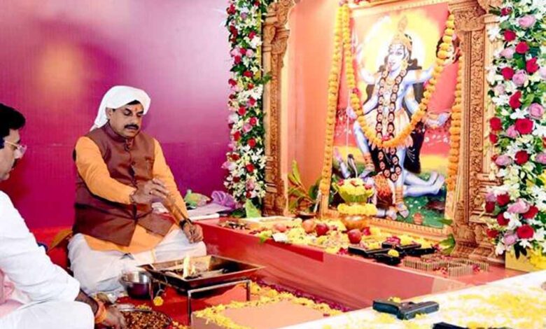 मुख्यमंत्री डॉ. यादव ने मुख्यमंत्री निवास में किया शस्त्र पूजन शक्ति स्वरूपा मां काली की पूजा अर्चना और वाहनों की विधि-विधान से की पूजा