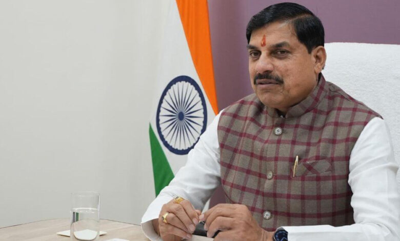 MP में बदले जाएंगे 60 साल पुराने सेवा नियम, अब सरकारी कर्मियों को मिल सकेगा महंगा गिफ्ट; विपक्ष का विरोध तेज