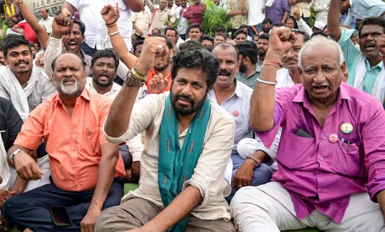 फडणवीस सरकार का अधूरा वादा बना सियासत की आग, हाईवे पर किसानों का हल्लाबोल!
